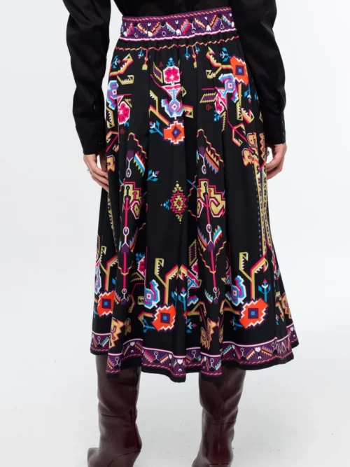 Η Emblem Midi Skirt της Peace + Chaos είναι μια εντυπωσιακή midi φούστα σε A-line γραμμή, με ιδιαίτερο placement print εμπνευσμένο από ψηφιακές αναπαραστάσεις παραδοσιακών μοτίβων λαϊκής τέχνης, διακοσμητικών borders και κεντημάτων.