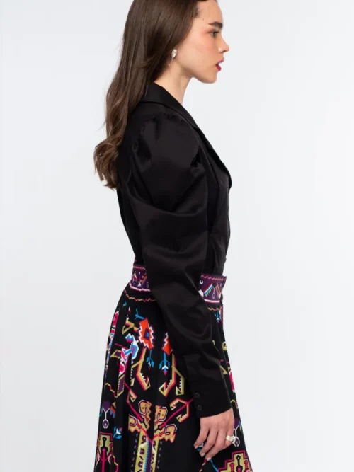 Η Emblem Midi Skirt της Peace + Chaos είναι μια εντυπωσιακή midi φούστα σε A-line γραμμή, με ιδιαίτερο placement print εμπνευσμένο από ψηφιακές αναπαραστάσεις παραδοσιακών μοτίβων λαϊκής τέχνης, διακοσμητικών borders και κεντημάτων.
