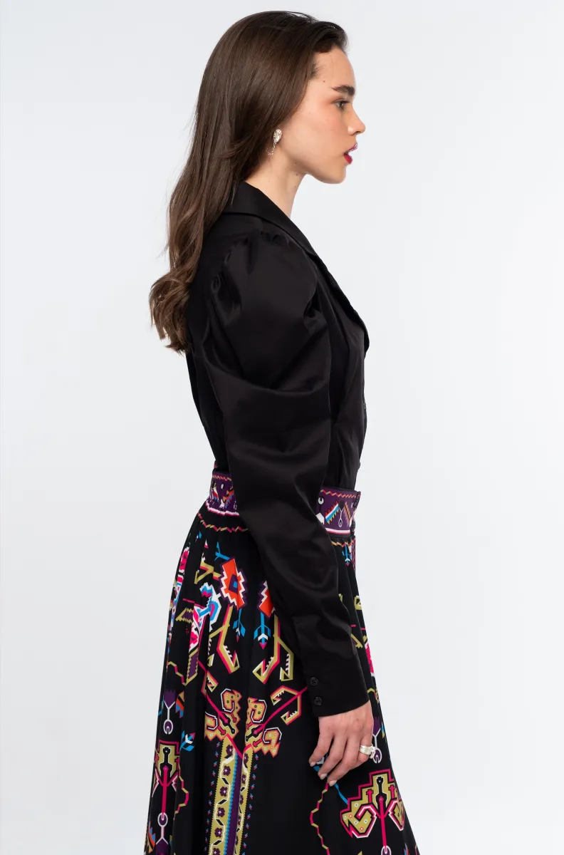 Η Emblem Midi Skirt της Peace + Chaos είναι μια εντυπωσιακή midi φούστα σε A-line γραμμή, με ιδιαίτερο placement print εμπνευσμένο από ψηφιακές αναπαραστάσεις παραδοσιακών μοτίβων λαϊκής τέχνης, διακοσμητικών borders και κεντημάτων.