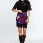 Η Violet Mini Skirt της Peace + Chaos είναι μια εντυπωσιακή mini φούστα από botanical satin jacquard, που ξεχωρίζει για το all-over print σε αποχρώσεις του violet. Το ιδιαίτερο μοτίβο συνδυάζει μυθικά πλάσματα και εμβλήματα με floral στοιχεία, δημιουργώντας ένα ξεχωριστό και ατμοσφαιρικό αποτέλεσμα.
