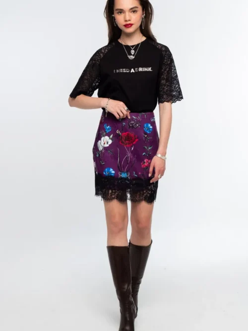 Η Violet Mini Skirt της Peace + Chaos είναι μια εντυπωσιακή mini φούστα από botanical satin jacquard, που ξεχωρίζει για το all-over print σε αποχρώσεις του violet. Το ιδιαίτερο μοτίβο συνδυάζει μυθικά πλάσματα και εμβλήματα με floral στοιχεία, δημιουργώντας ένα ξεχωριστό και ατμοσφαιρικό αποτέλεσμα.