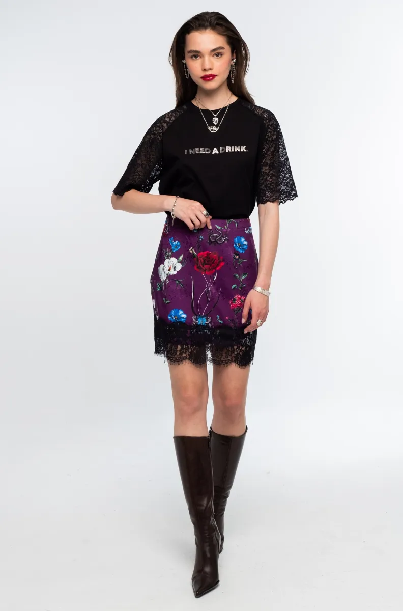 w26304_1 Η Violet Mini Skirt της Peace + Chaos είναι μια εντυπωσιακή mini φούστα από botanical satin jacquard, που ξεχωρίζει για το all-over print σε αποχρώσεις του violet. Το ιδιαίτερο μοτίβο συνδυάζει μυθικά πλάσματα και εμβλήματα με floral στοιχεία, δημιουργώντας ένα ξεχωριστό και ατμοσφαιρικό αποτέλεσμα.