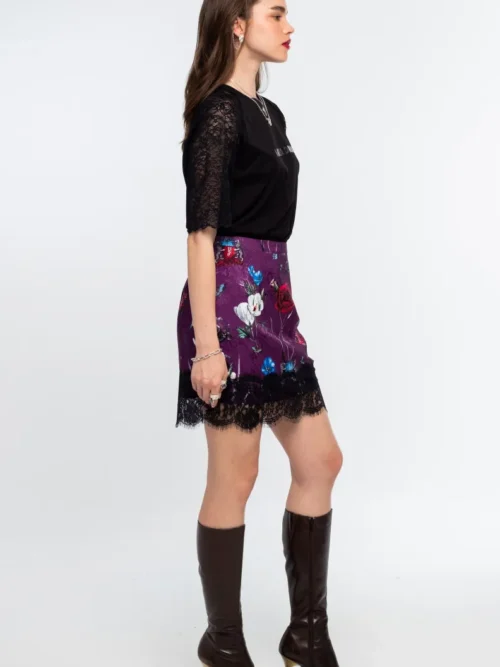 Η Violet Mini Skirt της Peace + Chaos είναι μια εντυπωσιακή mini φούστα από botanical satin jacquard, που ξεχωρίζει για το all-over print σε αποχρώσεις του violet. Το ιδιαίτερο μοτίβο συνδυάζει μυθικά πλάσματα και εμβλήματα με floral στοιχεία, δημιουργώντας ένα ξεχωριστό και ατμοσφαιρικό αποτέλεσμα.