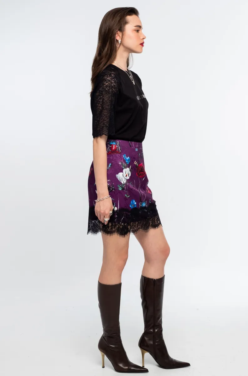 Η Violet Mini Skirt της Peace + Chaos είναι μια εντυπωσιακή mini φούστα από botanical satin jacquard, που ξεχωρίζει για το all-over print σε αποχρώσεις του violet. Το ιδιαίτερο μοτίβο συνδυάζει μυθικά πλάσματα και εμβλήματα με floral στοιχεία, δημιουργώντας ένα ξεχωριστό και ατμοσφαιρικό αποτέλεσμα.