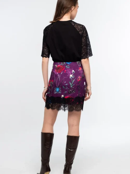 Η Violet Mini Skirt της Peace + Chaos είναι μια εντυπωσιακή mini φούστα από botanical satin jacquard, που ξεχωρίζει για το all-over print σε αποχρώσεις του violet. Το ιδιαίτερο μοτίβο συνδυάζει μυθικά πλάσματα και εμβλήματα με floral στοιχεία, δημιουργώντας ένα ξεχωριστό και ατμοσφαιρικό αποτέλεσμα.