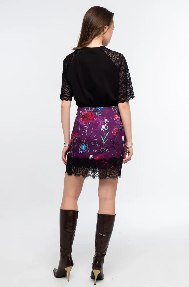Η Violet Mini Skirt της Peace + Chaos είναι μια εντυπωσιακή mini φούστα από botanical satin jacquard, που ξεχωρίζει για το all-over print σε αποχρώσεις του violet. Το ιδιαίτερο μοτίβο συνδυάζει μυθικά πλάσματα και εμβλήματα με floral στοιχεία, δημιουργώντας ένα ξεχωριστό και ατμοσφαιρικό αποτέλεσμα.