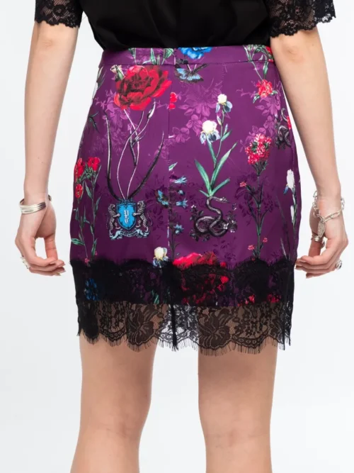 Η Violet Mini Skirt της Peace + Chaos είναι μια εντυπωσιακή mini φούστα από botanical satin jacquard, που ξεχωρίζει για το all-over print σε αποχρώσεις του violet. Το ιδιαίτερο μοτίβο συνδυάζει μυθικά πλάσματα και εμβλήματα με floral στοιχεία, δημιουργώντας ένα ξεχωριστό και ατμοσφαιρικό αποτέλεσμα.