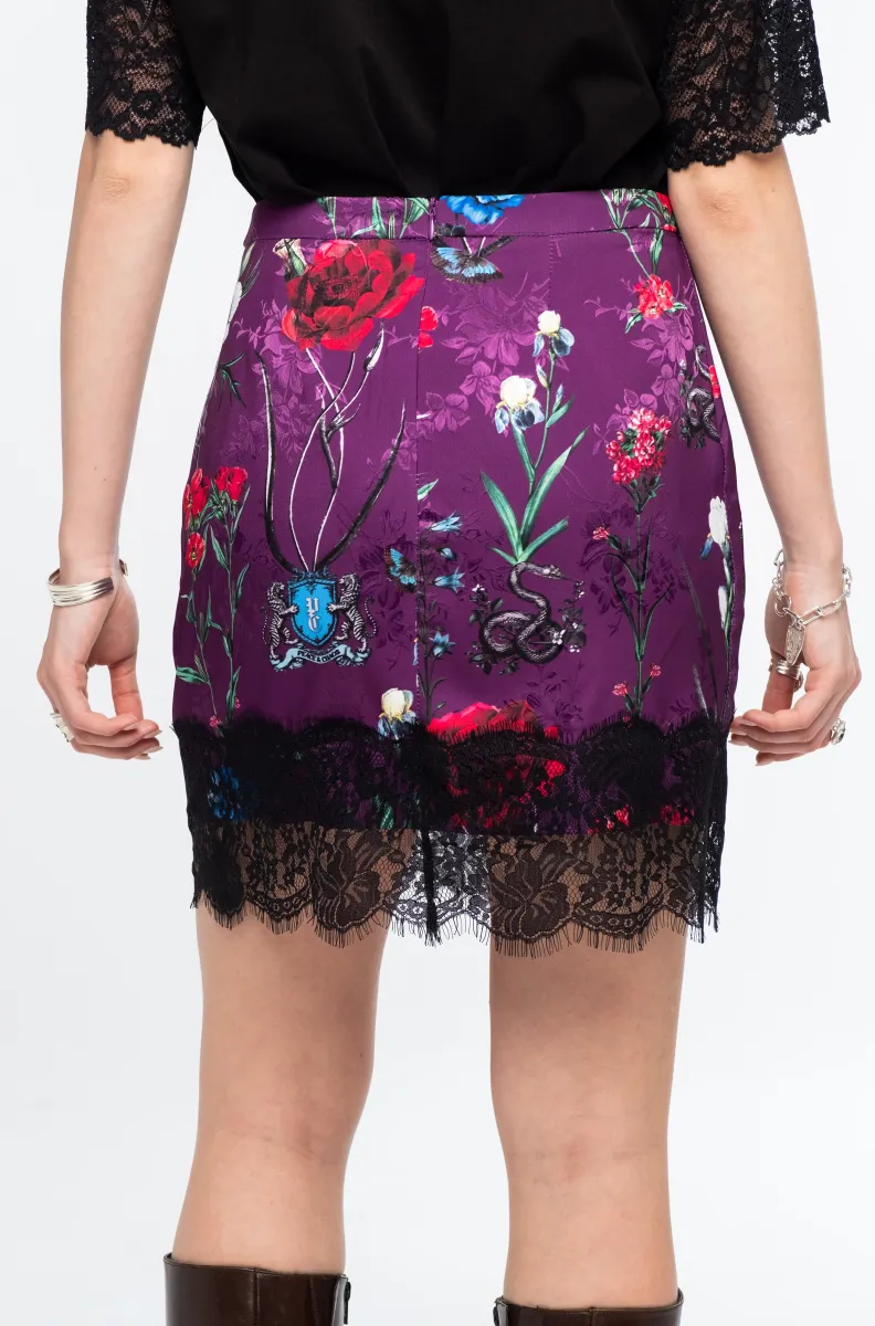 Η Violet Mini Skirt της Peace + Chaos είναι μια εντυπωσιακή mini φούστα από botanical satin jacquard, που ξεχωρίζει για το all-over print σε αποχρώσεις του violet. Το ιδιαίτερο μοτίβο συνδυάζει μυθικά πλάσματα και εμβλήματα με floral στοιχεία, δημιουργώντας ένα ξεχωριστό και ατμοσφαιρικό αποτέλεσμα.