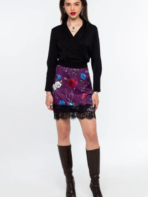 Η Violet Mini Skirt της Peace + Chaos είναι μια εντυπωσιακή mini φούστα από botanical satin jacquard, που ξεχωρίζει για το all-over print σε αποχρώσεις του violet. Το ιδιαίτερο μοτίβο συνδυάζει μυθικά πλάσματα και εμβλήματα με floral στοιχεία, δημιουργώντας ένα ξεχωριστό και ατμοσφαιρικό αποτέλεσμα.
