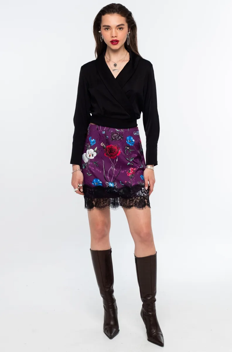 Η Violet Mini Skirt της Peace + Chaos είναι μια εντυπωσιακή mini φούστα από botanical satin jacquard, που ξεχωρίζει για το all-over print σε αποχρώσεις του violet. Το ιδιαίτερο μοτίβο συνδυάζει μυθικά πλάσματα και εμβλήματα με floral στοιχεία, δημιουργώντας ένα ξεχωριστό και ατμοσφαιρικό αποτέλεσμα.