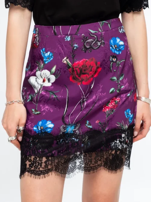 Η Violet Mini Skirt της Peace + Chaos είναι μια εντυπωσιακή mini φούστα από botanical satin jacquard, που ξεχωρίζει για το all-over print σε αποχρώσεις του violet. Το ιδιαίτερο μοτίβο συνδυάζει μυθικά πλάσματα και εμβλήματα με floral στοιχεία, δημιουργώντας ένα ξεχωριστό και ατμοσφαιρικό αποτέλεσμα.