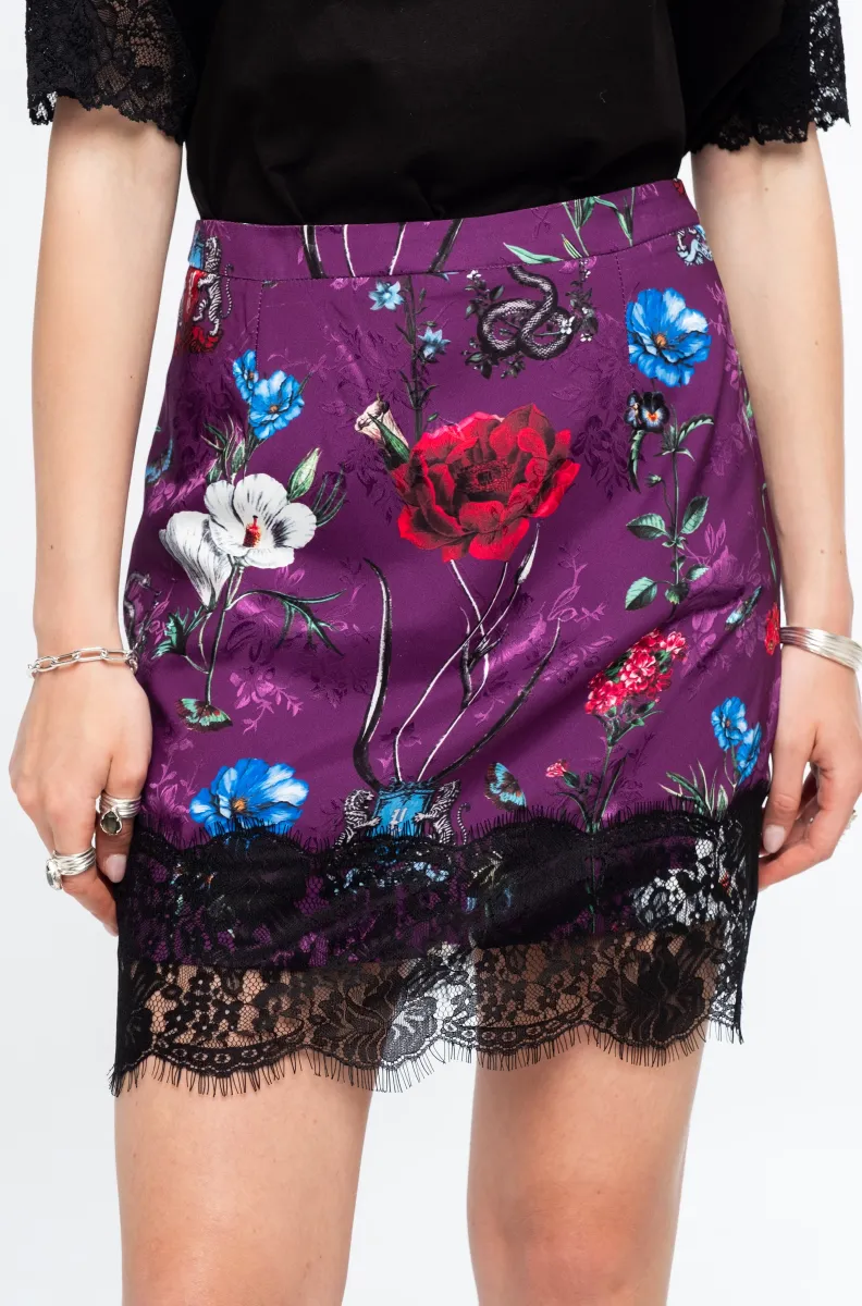 Η Violet Mini Skirt της Peace + Chaos είναι μια εντυπωσιακή mini φούστα από botanical satin jacquard, που ξεχωρίζει για το all-over print σε αποχρώσεις του violet. Το ιδιαίτερο μοτίβο συνδυάζει μυθικά πλάσματα και εμβλήματα με floral στοιχεία, δημιουργώντας ένα ξεχωριστό και ατμοσφαιρικό αποτέλεσμα.