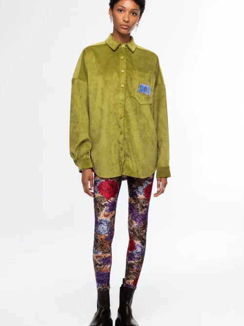 Το Tapestry Leggings της Peace + Chaos συνδυάζει τη δυναμική αισθητική του sportswear με ένα ιδιαίτερο all-over print εμπνευσμένο από λουλουδάτα μοτίβα ταπισερί. Κατασκευασμένο από συμπαγές και ελαστικό ύφασμα, αγκαλιάζει τη σιλουέτα προσφέροντας άνεση και ελευθερία κινήσεων.