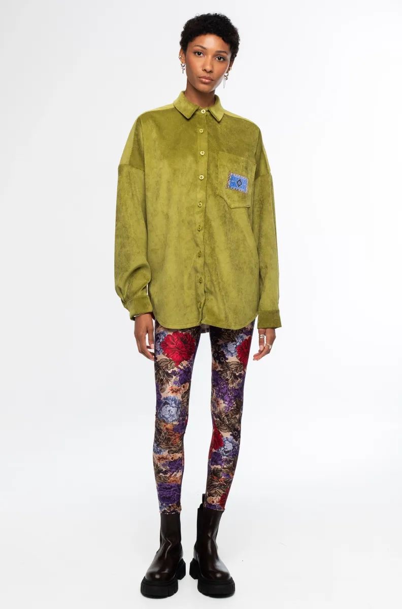 Το Tapestry Leggings της Peace + Chaos συνδυάζει τη δυναμική αισθητική του sportswear με ένα ιδιαίτερο all-over print εμπνευσμένο από λουλουδάτα μοτίβα ταπισερί. Κατασκευασμένο από συμπαγές και ελαστικό ύφασμα, αγκαλιάζει τη σιλουέτα προσφέροντας άνεση και ελευθερία κινήσεων.