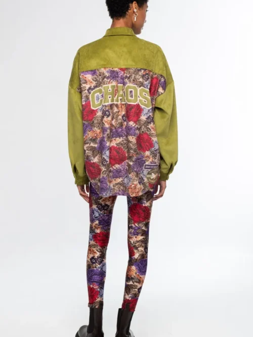 Το Tapestry Leggings της Peace + Chaos συνδυάζει τη δυναμική αισθητική του sportswear με ένα ιδιαίτερο all-over print εμπνευσμένο από λουλουδάτα μοτίβα ταπισερί. Κατασκευασμένο από συμπαγές και ελαστικό ύφασμα, αγκαλιάζει τη σιλουέτα προσφέροντας άνεση και ελευθερία κινήσεων.
