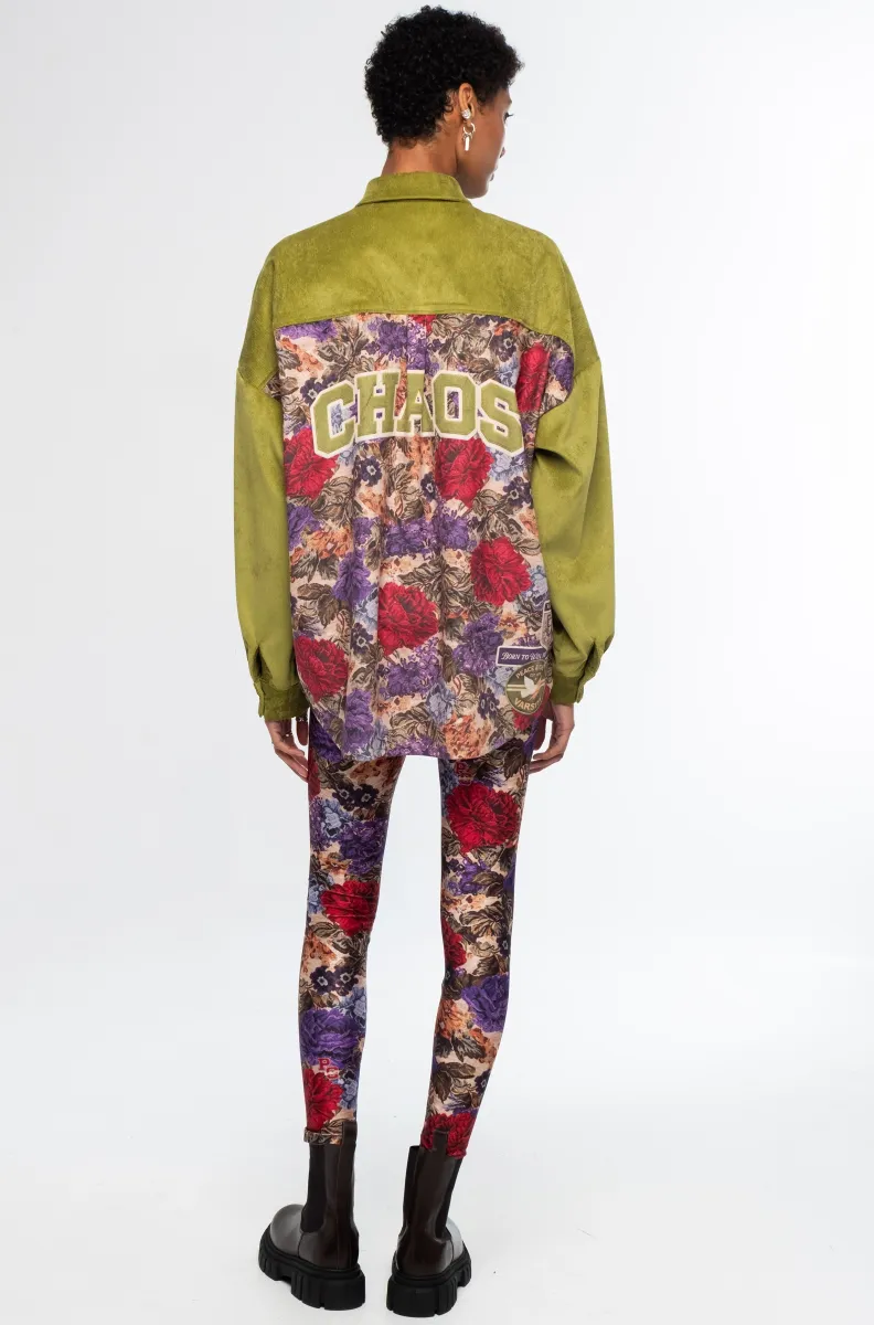Το Tapestry Leggings της Peace + Chaos συνδυάζει τη δυναμική αισθητική του sportswear με ένα ιδιαίτερο all-over print εμπνευσμένο από λουλουδάτα μοτίβα ταπισερί. Κατασκευασμένο από συμπαγές και ελαστικό ύφασμα, αγκαλιάζει τη σιλουέτα προσφέροντας άνεση και ελευθερία κινήσεων.