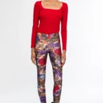 Το Tapestry Leggings της Peace + Chaos συνδυάζει τη δυναμική αισθητική του sportswear με ένα ιδιαίτερο all-over print εμπνευσμένο από λουλουδάτα μοτίβα ταπισερί. Κατασκευασμένο από συμπαγές και ελαστικό ύφασμα, αγκαλιάζει τη σιλουέτα προσφέροντας άνεση και ελευθερία κινήσεων.