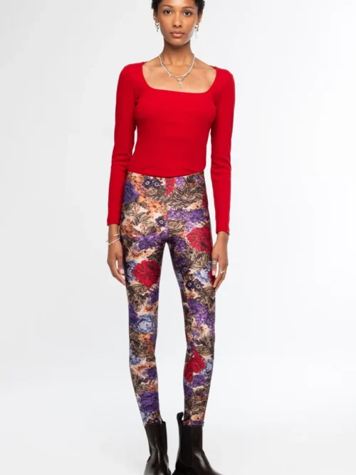 Το Tapestry Leggings της Peace + Chaos συνδυάζει τη δυναμική αισθητική του sportswear με ένα ιδιαίτερο all-over print εμπνευσμένο από λουλουδάτα μοτίβα ταπισερί. Κατασκευασμένο από συμπαγές και ελαστικό ύφασμα, αγκαλιάζει τη σιλουέτα προσφέροντας άνεση και ελευθερία κινήσεων.
