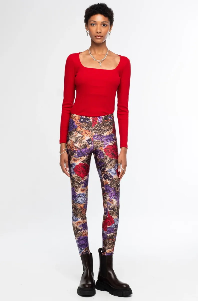 w26501_3 Το Tapestry Leggings της Peace + Chaos συνδυάζει τη δυναμική αισθητική του sportswear με ένα ιδιαίτερο all-over print εμπνευσμένο από λουλουδάτα μοτίβα ταπισερί. Κατασκευασμένο από συμπαγές και ελαστικό ύφασμα, αγκαλιάζει τη σιλουέτα προσφέροντας άνεση και ελευθερία κινήσεων.