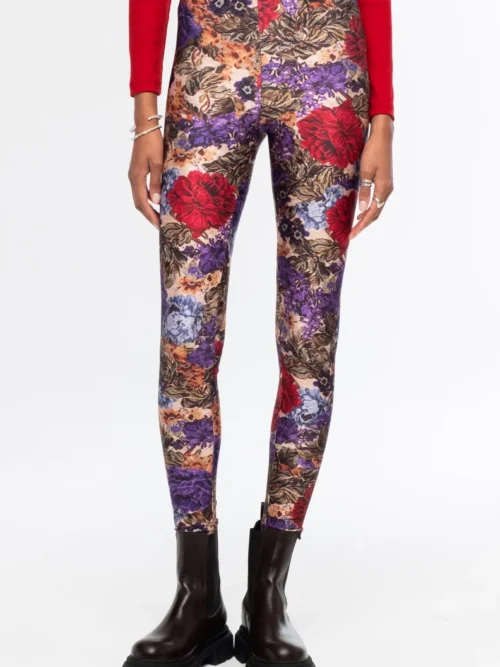 Το Tapestry Leggings της Peace + Chaos συνδυάζει τη δυναμική αισθητική του sportswear με ένα ιδιαίτερο all-over print εμπνευσμένο από λουλουδάτα μοτίβα ταπισερί. Κατασκευασμένο από συμπαγές και ελαστικό ύφασμα, αγκαλιάζει τη σιλουέτα προσφέροντας άνεση και ελευθερία κινήσεων.