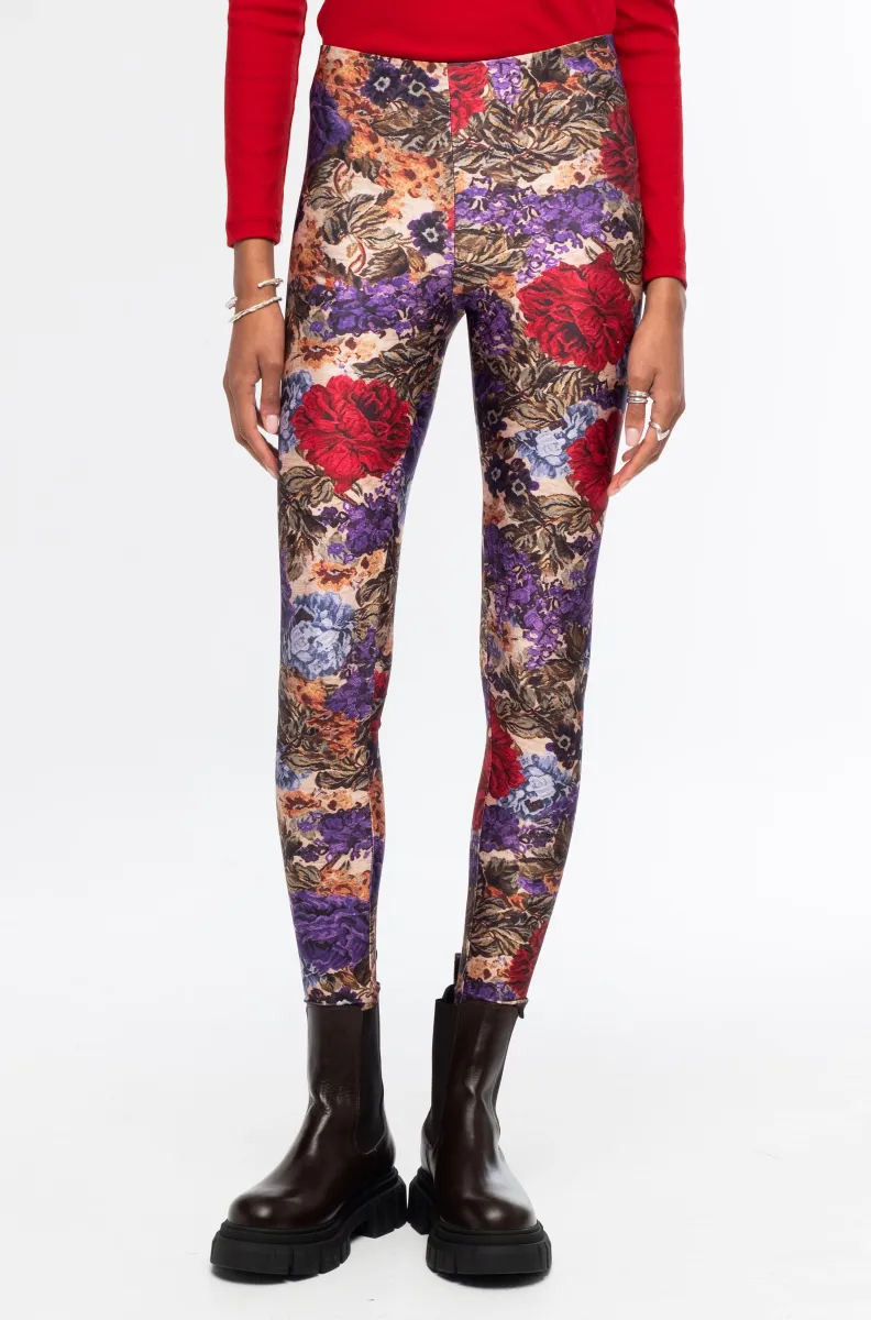 Το Tapestry Leggings της Peace + Chaos συνδυάζει τη δυναμική αισθητική του sportswear με ένα ιδιαίτερο all-over print εμπνευσμένο από λουλουδάτα μοτίβα ταπισερί. Κατασκευασμένο από συμπαγές και ελαστικό ύφασμα, αγκαλιάζει τη σιλουέτα προσφέροντας άνεση και ελευθερία κινήσεων.