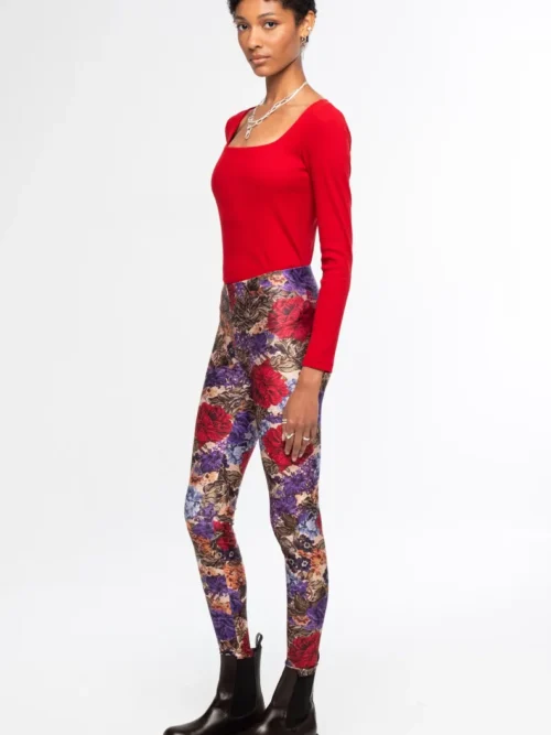 Το Tapestry Leggings της Peace + Chaos συνδυάζει τη δυναμική αισθητική του sportswear με ένα ιδιαίτερο all-over print εμπνευσμένο από λουλουδάτα μοτίβα ταπισερί. Κατασκευασμένο από συμπαγές και ελαστικό ύφασμα, αγκαλιάζει τη σιλουέτα προσφέροντας άνεση και ελευθερία κινήσεων.