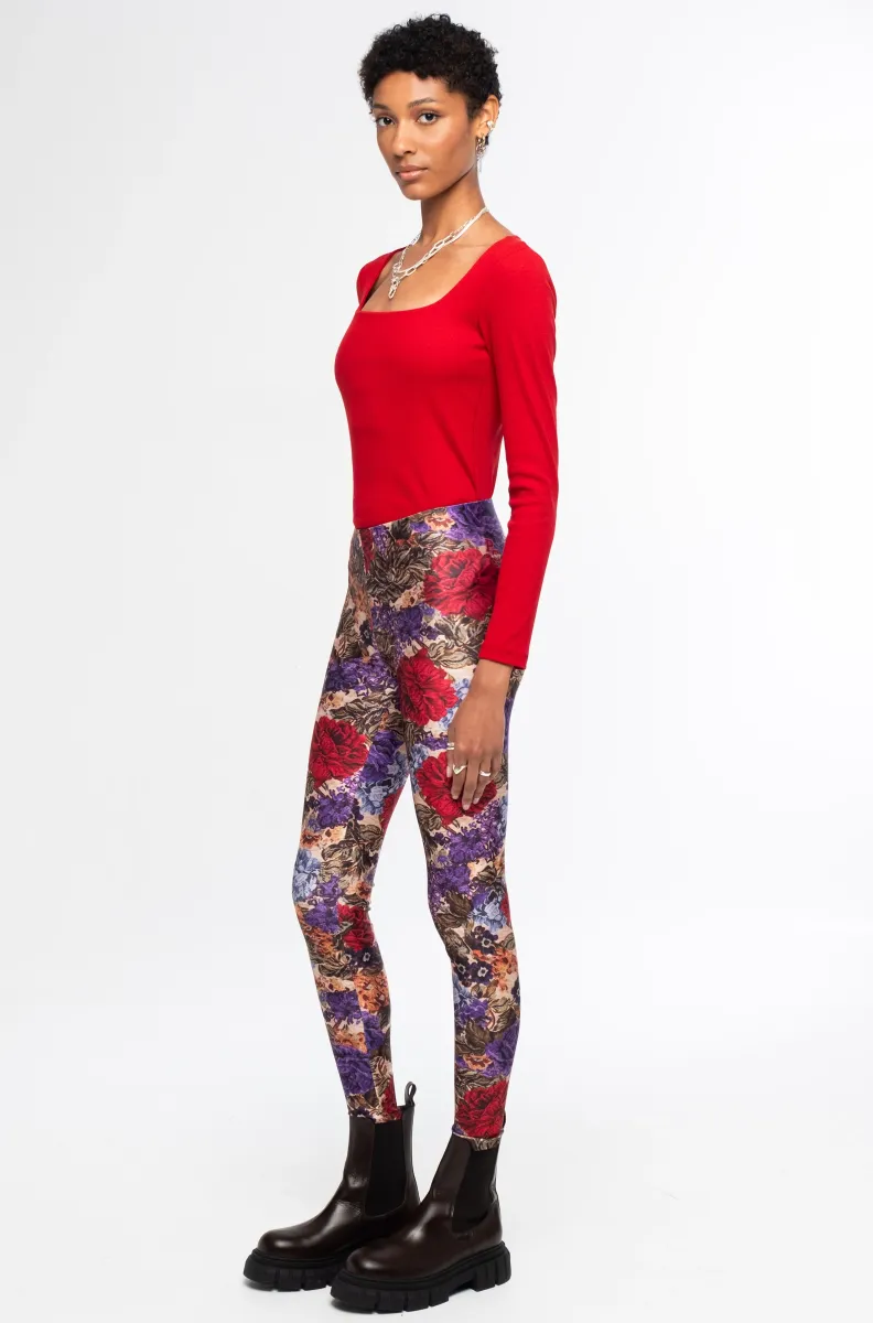 Το Tapestry Leggings της Peace + Chaos συνδυάζει τη δυναμική αισθητική του sportswear με ένα ιδιαίτερο all-over print εμπνευσμένο από λουλουδάτα μοτίβα ταπισερί. Κατασκευασμένο από συμπαγές και ελαστικό ύφασμα, αγκαλιάζει τη σιλουέτα προσφέροντας άνεση και ελευθερία κινήσεων.
