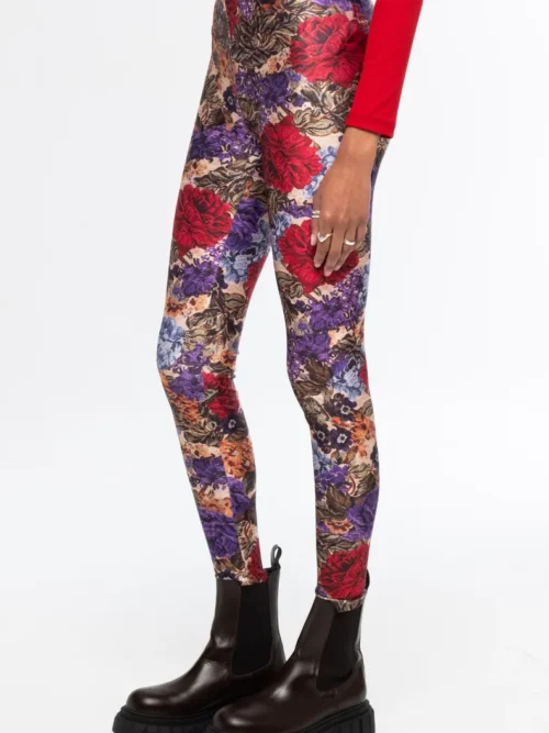 Το Tapestry Leggings της Peace + Chaos συνδυάζει τη δυναμική αισθητική του sportswear με ένα ιδιαίτερο all-over print εμπνευσμένο από λουλουδάτα μοτίβα ταπισερί. Κατασκευασμένο από συμπαγές και ελαστικό ύφασμα, αγκαλιάζει τη σιλουέτα προσφέροντας άνεση και ελευθερία κινήσεων.