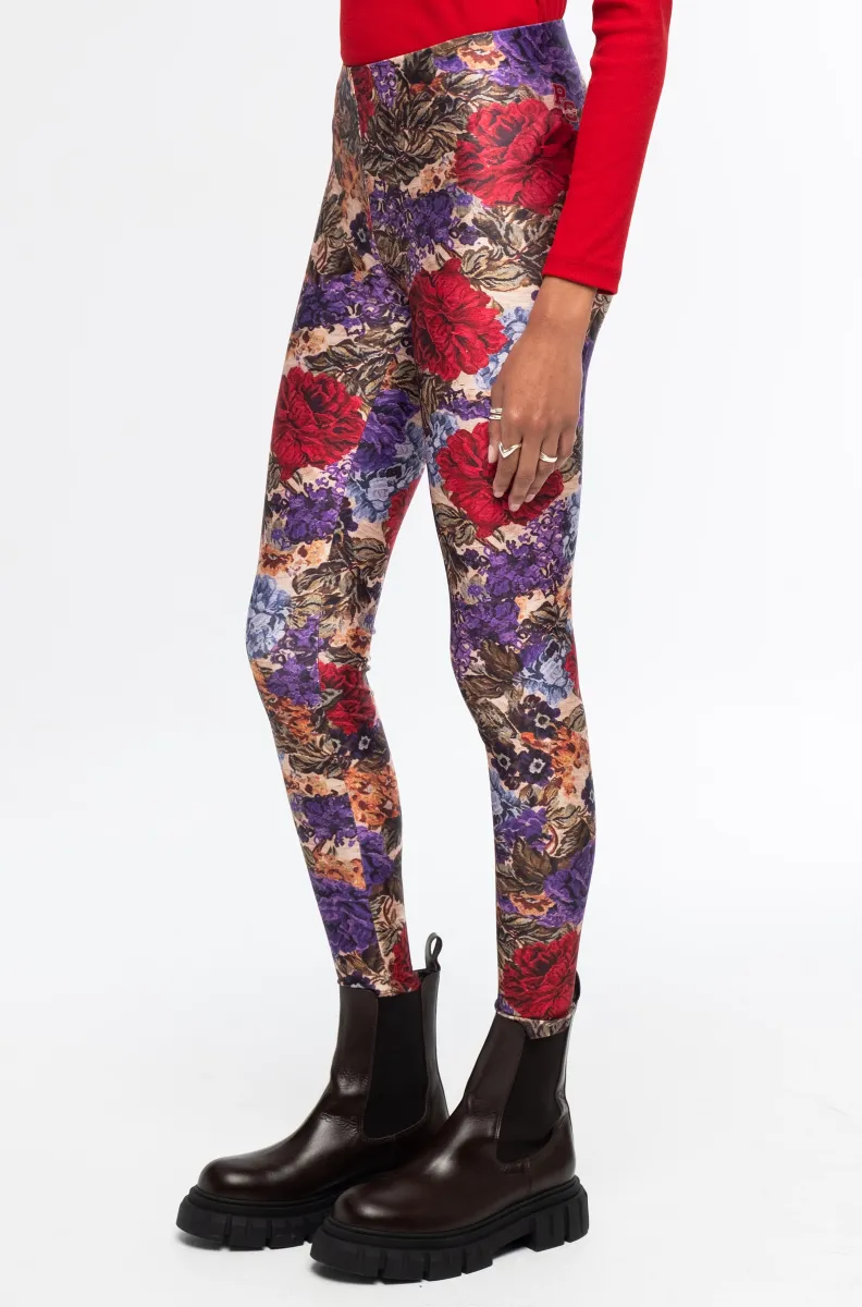 Το Tapestry Leggings της Peace + Chaos συνδυάζει τη δυναμική αισθητική του sportswear με ένα ιδιαίτερο all-over print εμπνευσμένο από λουλουδάτα μοτίβα ταπισερί. Κατασκευασμένο από συμπαγές και ελαστικό ύφασμα, αγκαλιάζει τη σιλουέτα προσφέροντας άνεση και ελευθερία κινήσεων.