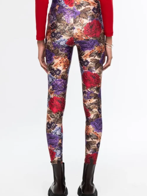 Το Tapestry Leggings της Peace + Chaos συνδυάζει τη δυναμική αισθητική του sportswear με ένα ιδιαίτερο all-over print εμπνευσμένο από λουλουδάτα μοτίβα ταπισερί. Κατασκευασμένο από συμπαγές και ελαστικό ύφασμα, αγκαλιάζει τη σιλουέτα προσφέροντας άνεση και ελευθερία κινήσεων.