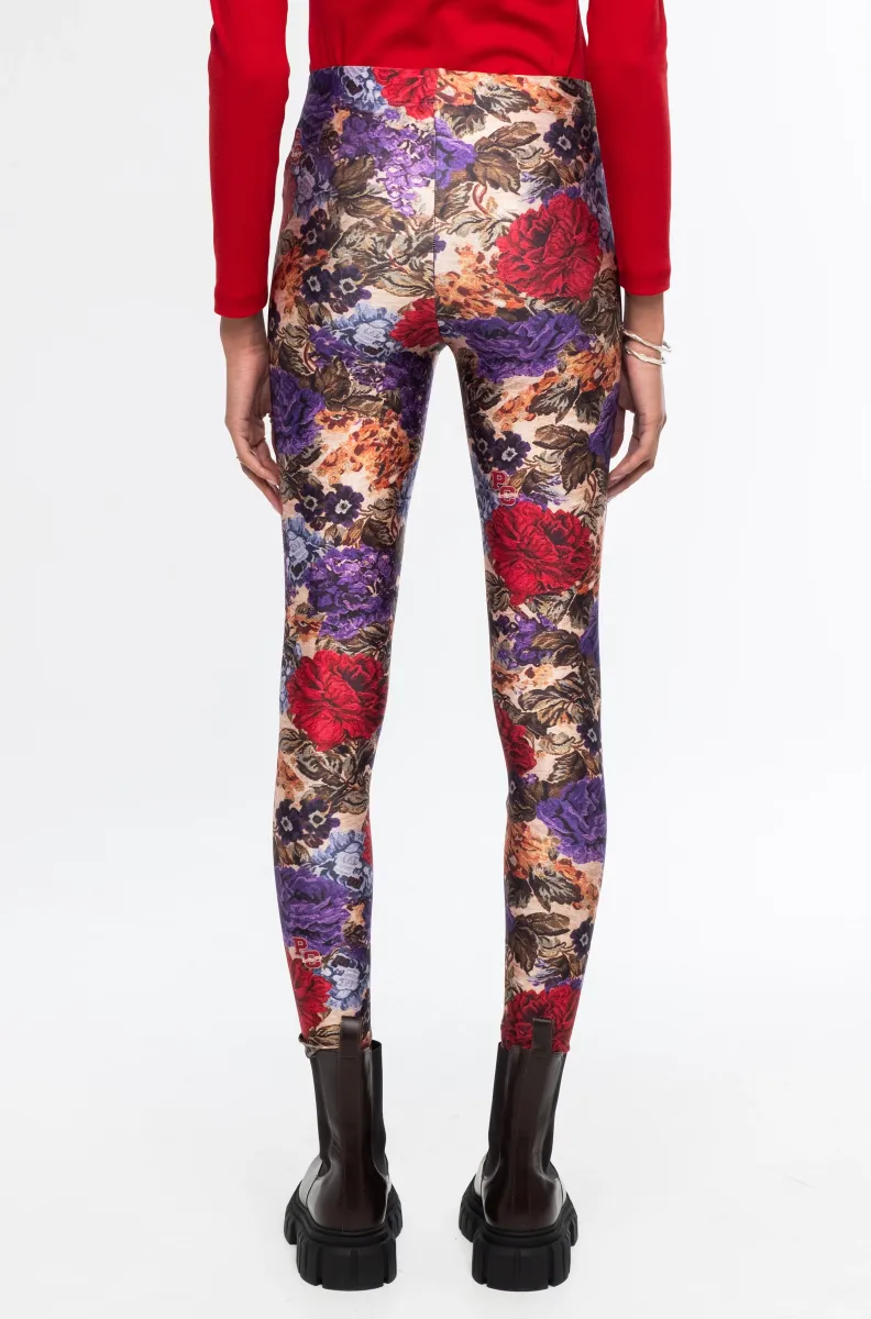 Το Tapestry Leggings της Peace + Chaos συνδυάζει τη δυναμική αισθητική του sportswear με ένα ιδιαίτερο all-over print εμπνευσμένο από λουλουδάτα μοτίβα ταπισερί. Κατασκευασμένο από συμπαγές και ελαστικό ύφασμα, αγκαλιάζει τη σιλουέτα προσφέροντας άνεση και ελευθερία κινήσεων.