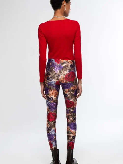 Το Tapestry Leggings της Peace + Chaos συνδυάζει τη δυναμική αισθητική του sportswear με ένα ιδιαίτερο all-over print εμπνευσμένο από λουλουδάτα μοτίβα ταπισερί. Κατασκευασμένο από συμπαγές και ελαστικό ύφασμα, αγκαλιάζει τη σιλουέτα προσφέροντας άνεση και ελευθερία κινήσεων.