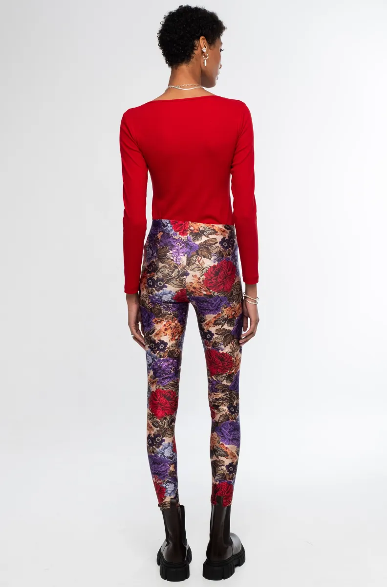 Το Tapestry Leggings της Peace + Chaos συνδυάζει τη δυναμική αισθητική του sportswear με ένα ιδιαίτερο all-over print εμπνευσμένο από λουλουδάτα μοτίβα ταπισερί. Κατασκευασμένο από συμπαγές και ελαστικό ύφασμα, αγκαλιάζει τη σιλουέτα προσφέροντας άνεση και ελευθερία κινήσεων.