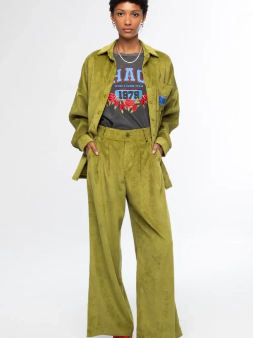 Το Limelight Pants της Peace + Chaos είναι ένα statement παντελόνι σε έντονη lime green απόχρωση, κατασκευασμένο από κοτλέ ύφασμα. Η wide leg γραμμή δημιουργεί μια μοντέρνα και εντυπωσιακή σιλουέτα, ενώ οι πιέτες προσθέτουν κομψότητα και όμορφη εφαρμογή.