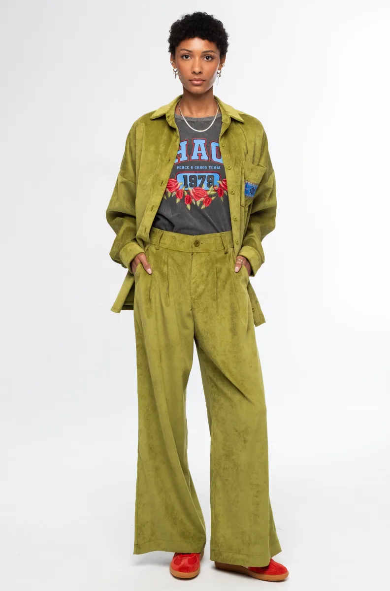Το Limelight Pants της Peace + Chaos είναι ένα statement παντελόνι σε έντονη lime green απόχρωση, κατασκευασμένο από κοτλέ ύφασμα. Η wide leg γραμμή δημιουργεί μια μοντέρνα και εντυπωσιακή σιλουέτα, ενώ οι πιέτες προσθέτουν κομψότητα και όμορφη εφαρμογή.