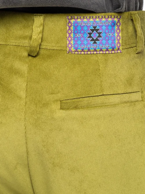 Το Limelight Pants της Peace + Chaos είναι ένα statement παντελόνι σε έντονη lime green απόχρωση, κατασκευασμένο από κοτλέ ύφασμα. Η wide leg γραμμή δημιουργεί μια μοντέρνα και εντυπωσιακή σιλουέτα, ενώ οι πιέτες προσθέτουν κομψότητα και όμορφη εφαρμογή.