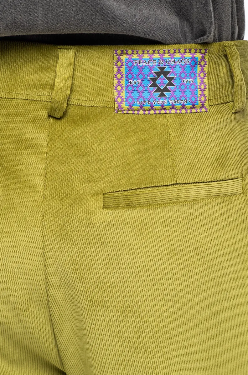 Το Limelight Pants της Peace + Chaos είναι ένα statement παντελόνι σε έντονη lime green απόχρωση, κατασκευασμένο από κοτλέ ύφασμα. Η wide leg γραμμή δημιουργεί μια μοντέρνα και εντυπωσιακή σιλουέτα, ενώ οι πιέτες προσθέτουν κομψότητα και όμορφη εφαρμογή.