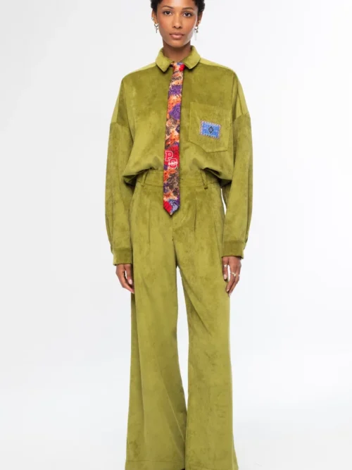 Το Limelight Pants της Peace + Chaos είναι ένα statement παντελόνι σε έντονη lime green απόχρωση, κατασκευασμένο από κοτλέ ύφασμα. Η wide leg γραμμή δημιουργεί μια μοντέρνα και εντυπωσιακή σιλουέτα, ενώ οι πιέτες προσθέτουν κομψότητα και όμορφη εφαρμογή.