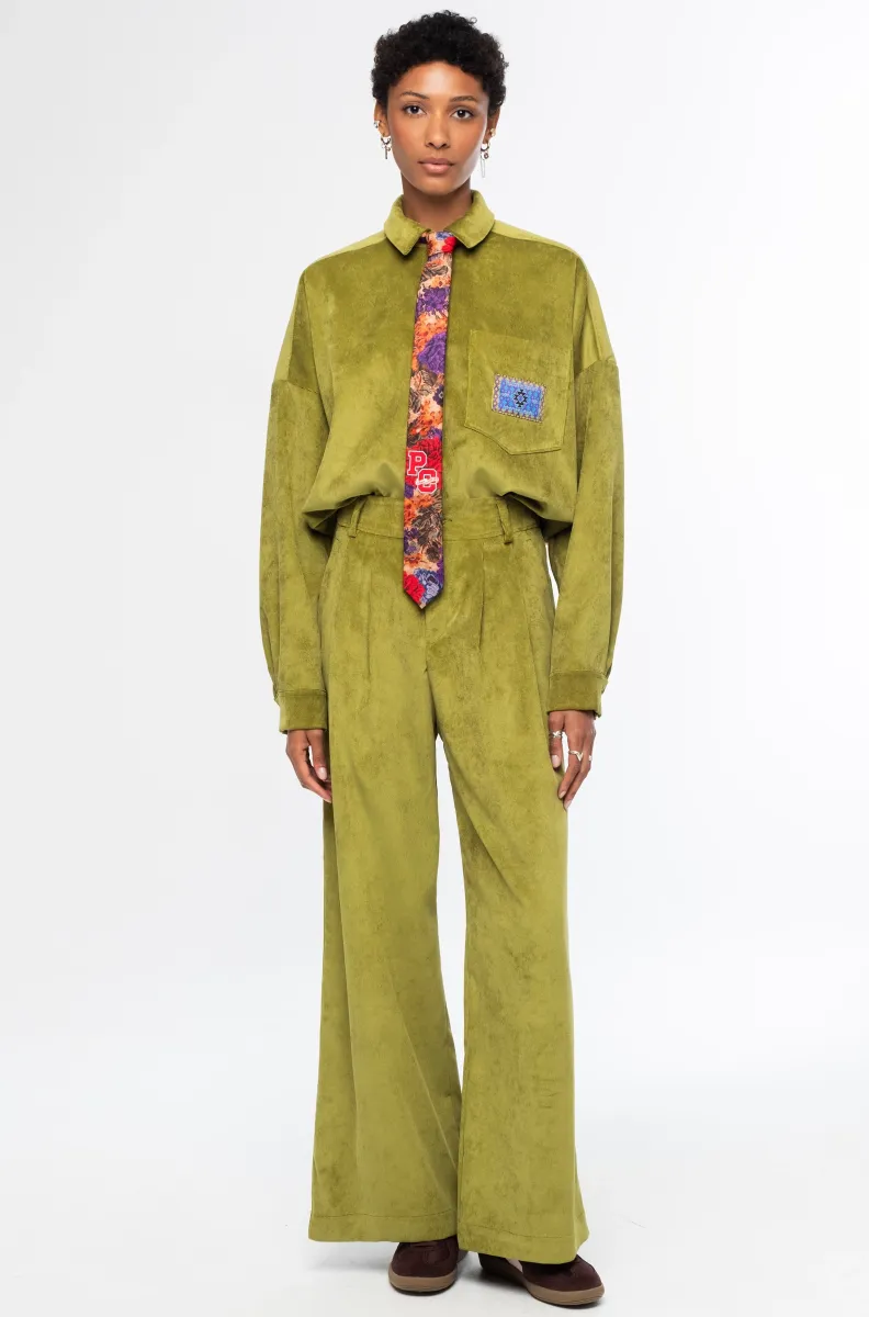 Το Limelight Pants της Peace + Chaos είναι ένα statement παντελόνι σε έντονη lime green απόχρωση, κατασκευασμένο από κοτλέ ύφασμα. Η wide leg γραμμή δημιουργεί μια μοντέρνα και εντυπωσιακή σιλουέτα, ενώ οι πιέτες προσθέτουν κομψότητα και όμορφη εφαρμογή.