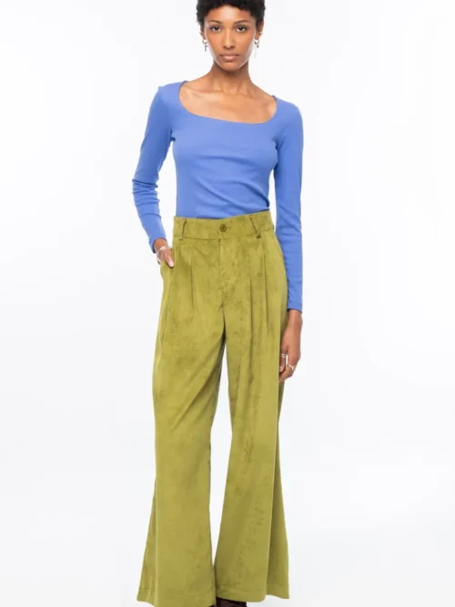 Το Limelight Pants της Peace + Chaos είναι ένα statement παντελόνι σε έντονη lime green απόχρωση, κατασκευασμένο από κοτλέ ύφασμα. Η wide leg γραμμή δημιουργεί μια μοντέρνα και εντυπωσιακή σιλουέτα, ενώ οι πιέτες προσθέτουν κομψότητα και όμορφη εφαρμογή.