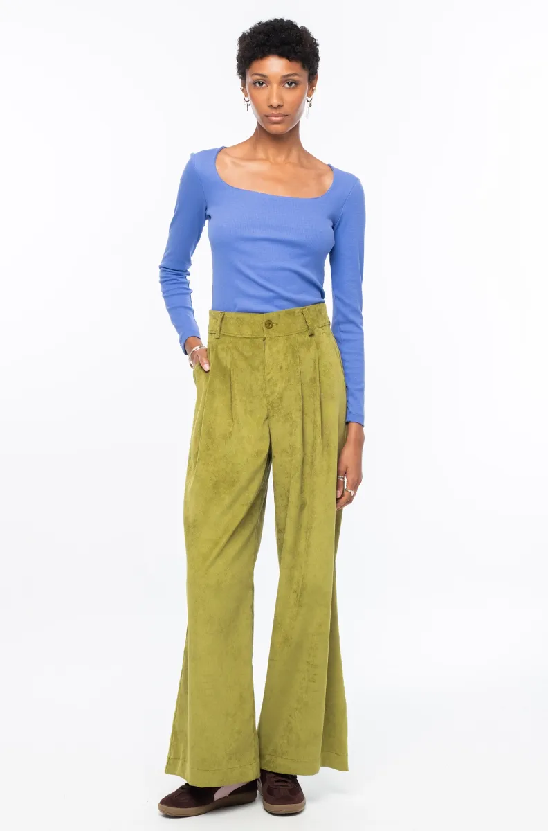 Το Limelight Pants της Peace + Chaos είναι ένα statement παντελόνι σε έντονη lime green απόχρωση, κατασκευασμένο από κοτλέ ύφασμα. Η wide leg γραμμή δημιουργεί μια μοντέρνα και εντυπωσιακή σιλουέτα, ενώ οι πιέτες προσθέτουν κομψότητα και όμορφη εφαρμογή.