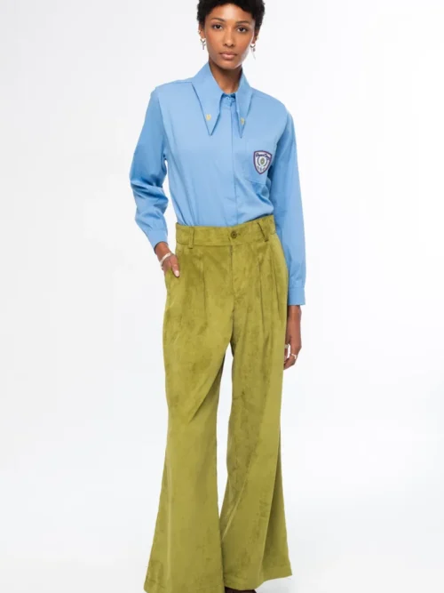 Το Limelight Pants της Peace + Chaos είναι ένα statement παντελόνι σε έντονη lime green απόχρωση, κατασκευασμένο από κοτλέ ύφασμα. Η wide leg γραμμή δημιουργεί μια μοντέρνα και εντυπωσιακή σιλουέτα, ενώ οι πιέτες προσθέτουν κομψότητα και όμορφη εφαρμογή.