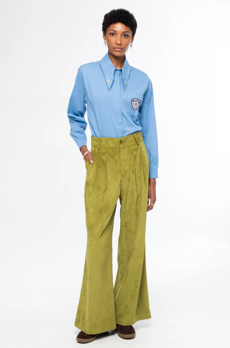 Το Limelight Pants της Peace + Chaos είναι ένα statement παντελόνι σε έντονη lime green απόχρωση, κατασκευασμένο από κοτλέ ύφασμα. Η wide leg γραμμή δημιουργεί μια μοντέρνα και εντυπωσιακή σιλουέτα, ενώ οι πιέτες προσθέτουν κομψότητα και όμορφη εφαρμογή.