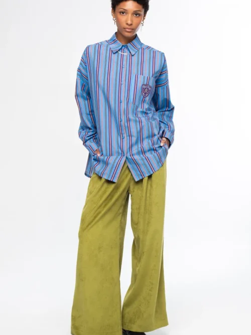 Το Limelight Pants της Peace + Chaos είναι ένα statement παντελόνι σε έντονη lime green απόχρωση, κατασκευασμένο από κοτλέ ύφασμα. Η wide leg γραμμή δημιουργεί μια μοντέρνα και εντυπωσιακή σιλουέτα, ενώ οι πιέτες προσθέτουν κομψότητα και όμορφη εφαρμογή.