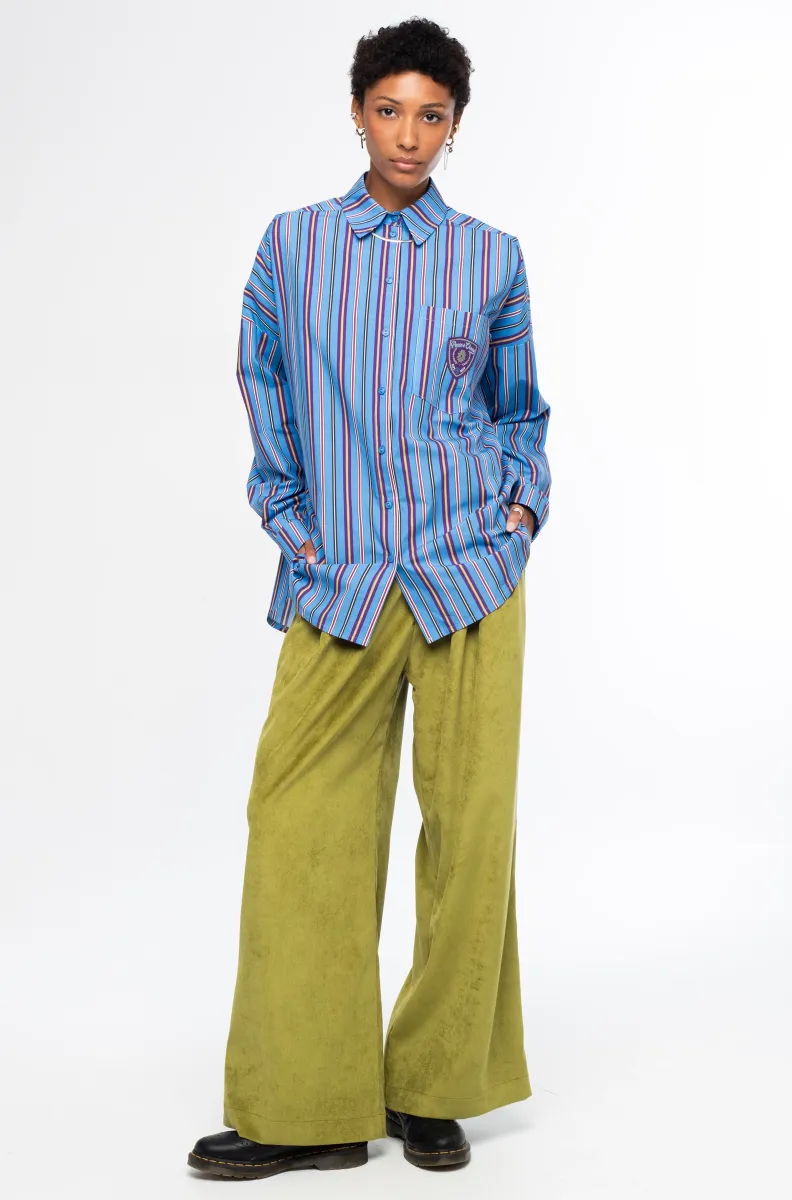 Το Limelight Pants της Peace + Chaos είναι ένα statement παντελόνι σε έντονη lime green απόχρωση, κατασκευασμένο από κοτλέ ύφασμα. Η wide leg γραμμή δημιουργεί μια μοντέρνα και εντυπωσιακή σιλουέτα, ενώ οι πιέτες προσθέτουν κομψότητα και όμορφη εφαρμογή.