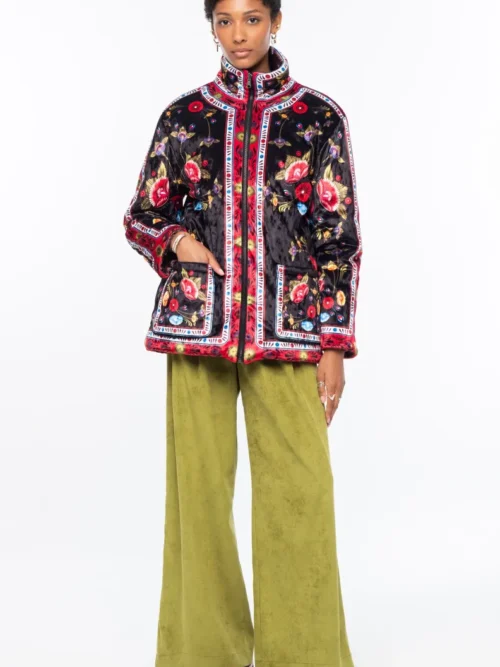 Το Limelight Pants της Peace + Chaos είναι ένα statement παντελόνι σε έντονη lime green απόχρωση, κατασκευασμένο από κοτλέ ύφασμα. Η wide leg γραμμή δημιουργεί μια μοντέρνα και εντυπωσιακή σιλουέτα, ενώ οι πιέτες προσθέτουν κομψότητα και όμορφη εφαρμογή.