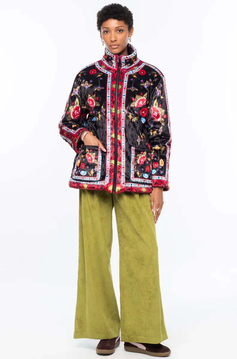 Το Limelight Pants της Peace + Chaos είναι ένα statement παντελόνι σε έντονη lime green απόχρωση, κατασκευασμένο από κοτλέ ύφασμα. Η wide leg γραμμή δημιουργεί μια μοντέρνα και εντυπωσιακή σιλουέτα, ενώ οι πιέτες προσθέτουν κομψότητα και όμορφη εφαρμογή.