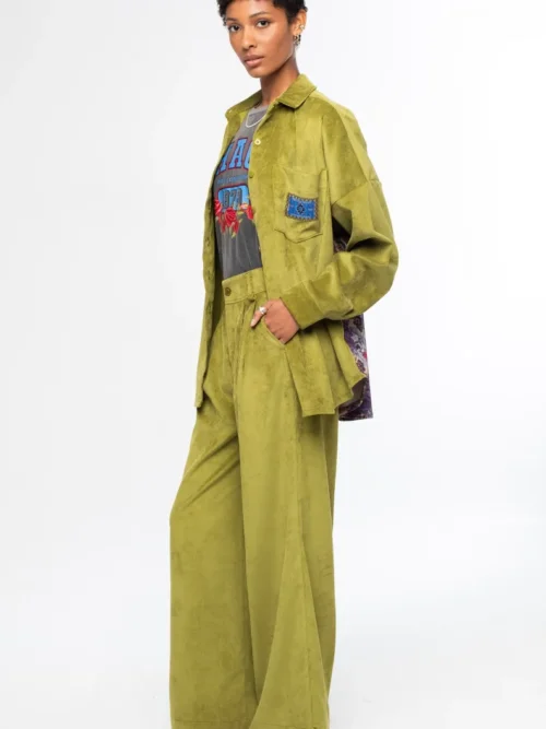 Το Limelight Pants της Peace + Chaos είναι ένα statement παντελόνι σε έντονη lime green απόχρωση, κατασκευασμένο από κοτλέ ύφασμα. Η wide leg γραμμή δημιουργεί μια μοντέρνα και εντυπωσιακή σιλουέτα, ενώ οι πιέτες προσθέτουν κομψότητα και όμορφη εφαρμογή.