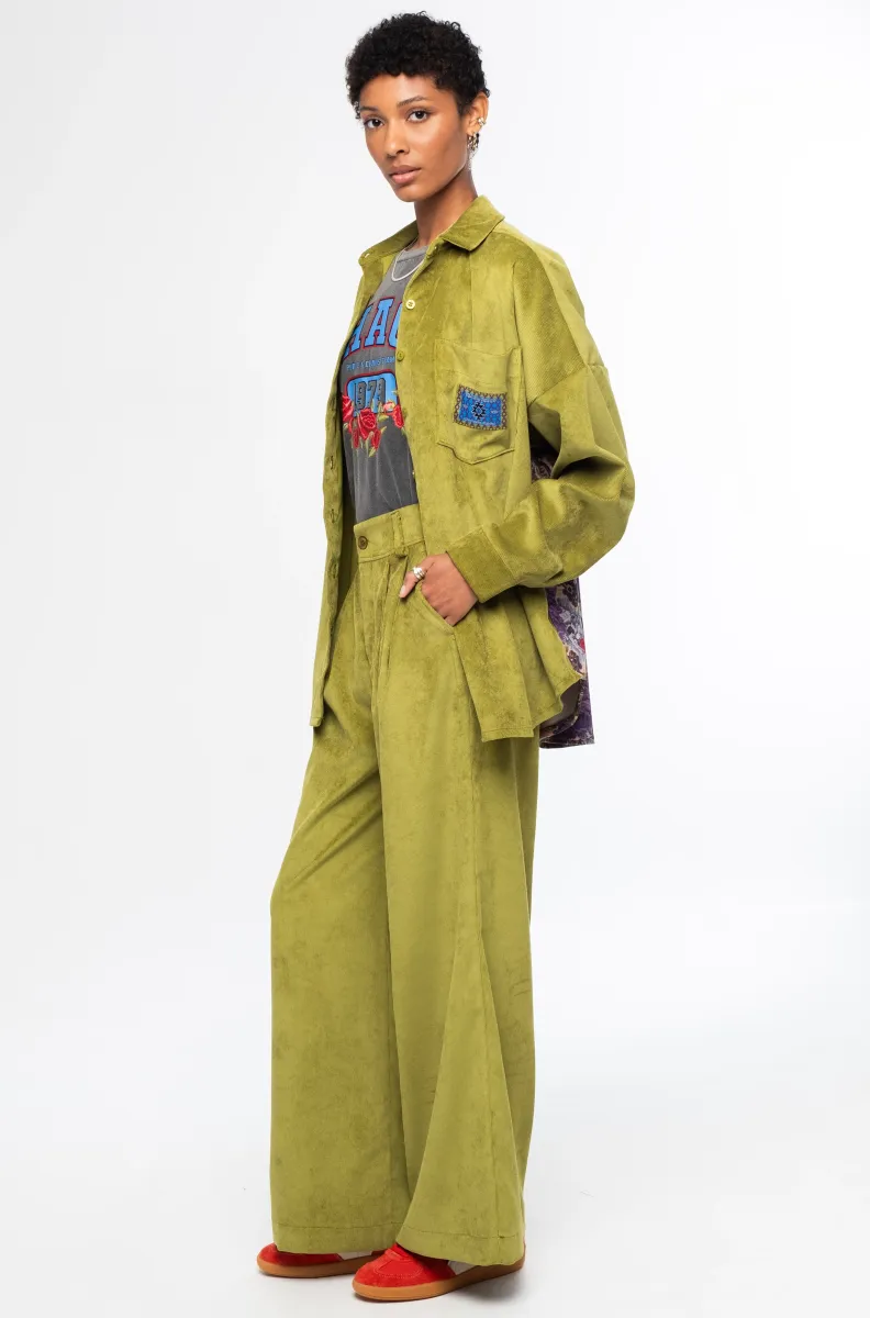 Το Limelight Pants της Peace + Chaos είναι ένα statement παντελόνι σε έντονη lime green απόχρωση, κατασκευασμένο από κοτλέ ύφασμα. Η wide leg γραμμή δημιουργεί μια μοντέρνα και εντυπωσιακή σιλουέτα, ενώ οι πιέτες προσθέτουν κομψότητα και όμορφη εφαρμογή.