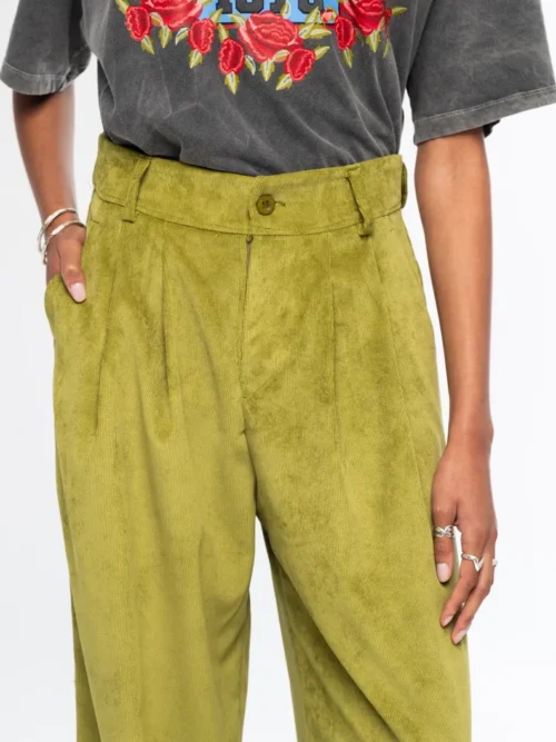 Το Limelight Pants της Peace + Chaos είναι ένα statement παντελόνι σε έντονη lime green απόχρωση, κατασκευασμένο από κοτλέ ύφασμα. Η wide leg γραμμή δημιουργεί μια μοντέρνα και εντυπωσιακή σιλουέτα, ενώ οι πιέτες προσθέτουν κομψότητα και όμορφη εφαρμογή.